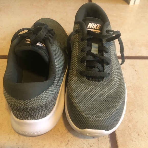 Nike FLEX, Like new, Size 7 but fit more like a 6.5 Women’s. - Picture 3 of 4